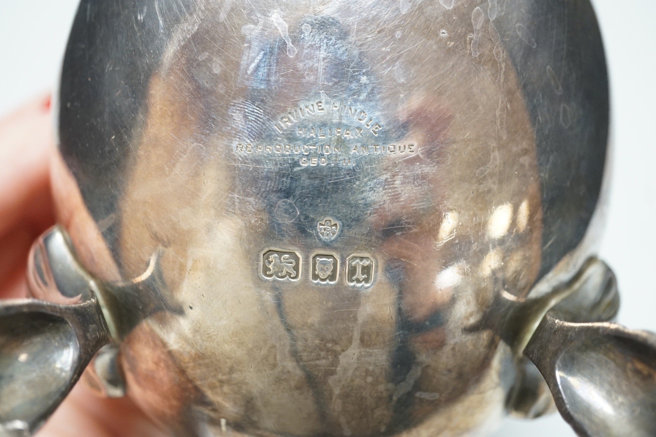 A George V silver sauce boat, by Edward Barnard & Sons Ltd, London, 1932, length 19.2cm, 11.9oz.